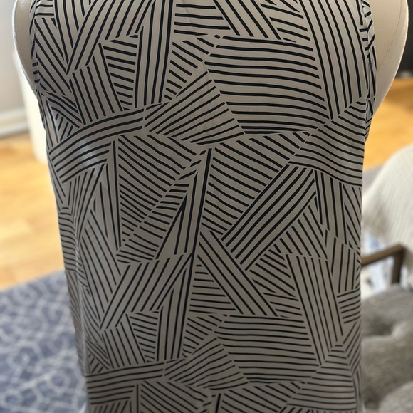 Sleeveless graphic stripe blouse. - Picture 4 of 5
